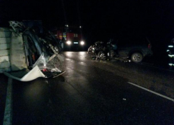 В лобовом столкновении внедорожника и «Газели» под Воронежем серьезно пострадали водители