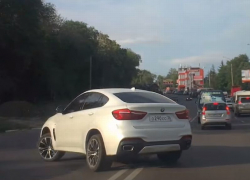 Пересечение двойной сплошной на улице Ленина в Воронеже попало на видео