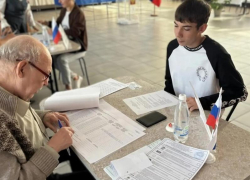 Встретились две эпохи: старейший член УИК принял голос 18-летнего избирателя в Воронежской области 