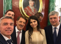 Красотка Алина попала на селфи Ревенко и ГАВ-2 с инаугурации Путина