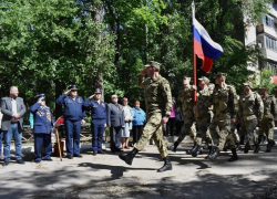 Персональный парад для 99-летнего ветерана ВОВ устроили под окнами его дома в Воронеже