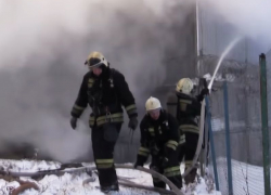 Спасатели опубликовали видео тушения склада с каучуком в Воронеже