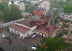 Ураган с градом сорвал крышу в Воронеже