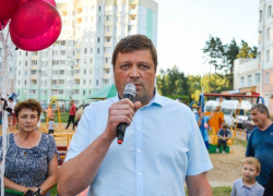 Как сажал и поздравлял депутат-строитель Владимир Свиридов