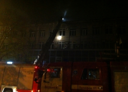 Ночью в центре Воронежа пожарные тушили горящее офисное здание