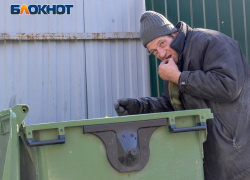 На ножах: разъяренный пьяный бомж пытался расправиться с полицейскими в Воронежской области 