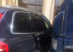 Фура впечатала внедорожник в колонну воронежского кафе 