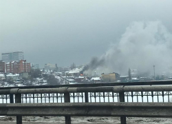 Мощный пожар дома сняли крупным планом в Воронеже