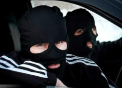 Трое в масках избили бизнесмена и потребовали с него 2 млн рублей в Воронеже