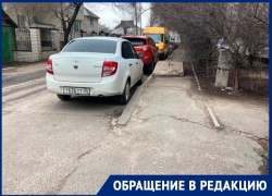 Бетонное препятствие вытесняет пешеходов с тротуара в Воронеже 