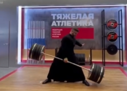 Батюшка-богатырь из Воронежа одной рукой поднял 200 кг