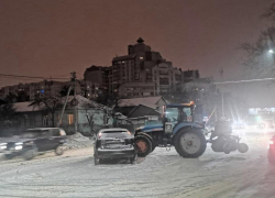 Трактор ковшом смял иномарку в Воронеже