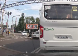 Самокатчика жестко сшибли на зебре в Воронеже: опубликовано видео 