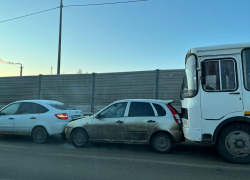 В Воронеже образовалась пробка из-за тройного ДТП с автобусом