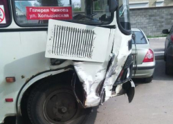Пьяный водитель маршрутки врезался в шесть автомобилей в Воронеже