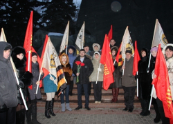 Члены партии Родина в темноте и с флагами почтили дату 70-летия освобождения Воронежа