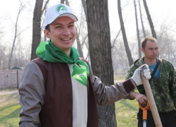 Липовый мэр Воронежа: Геннадий Чернушкин посадил первое дерево в качество и.о. главы города