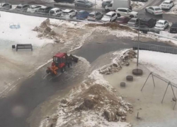 Детеныш трактора от души порезвился в воронежской луже