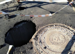 Воронежские дорожники провалились под асфальт, который сами уложили