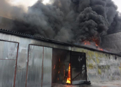 В Воронеже к горящему складу с резиной отправили пожарный поезд