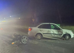 16-летний мотоциклист без прав и его 14-летняя пассажирка пострадали в лобовом столкновении с Lada на воронежской трассе