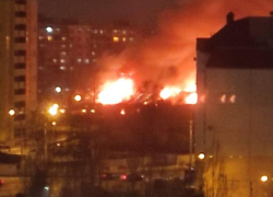 Мощный пожар на бывшем военном складе попал на видео в Воронеже