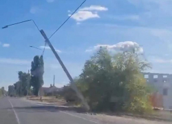 Готовящийся обрушиться на дорогу столб сняли в Воронеже