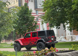 Воронежские королевишны припарковали джип в сквере у Дома офицеров