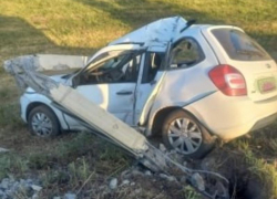  Lada Kalina вырвала и разломала столб напополам под Воронежем