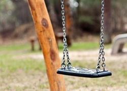 В Воронеже две женщины избили молодую маму из-за качели