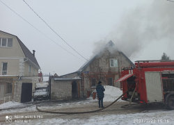 Как пожарные тушили крышу частного дома, показали на фото в Воронеже 