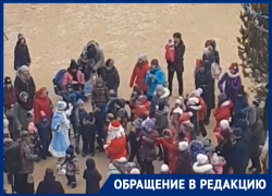 Яркий праздник в воронежском дворе устроили сказочные персонажи