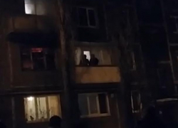 Страшный пожар в многоэтажке в День защитника Отечества сняли на видео в Воронеже