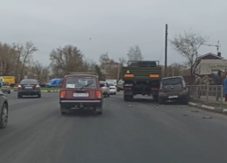 Военный грузовик зажал легковушку у забора и попал на видео в Воронеже