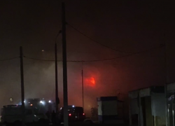 Жуткий пожар у автовокзала попал на видео в Воронеже