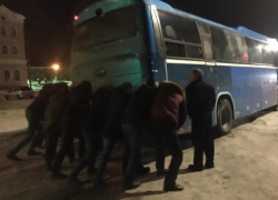 Пассажирам пришлось толкать рейсовый автобус на воронежской трассе