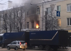 Вырывающееся из окон дома на Кольцовской пламя сняли в Воронеже 