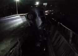 Вертикальный провал автомобиля в дыру на мосту произошел под Воронежем