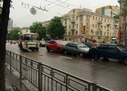 В центре Воронежа столкнулись четыре автомобиля и маршрутка
