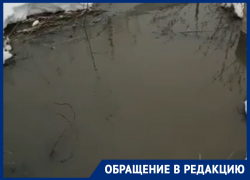 «Затапливает вонючкой»: люди пожаловались на реку из нечистот в воронежском микрорайоне