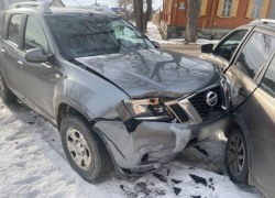 Водитель «Лады» попала в больницу в ДТП с Nissan в Воронежской области