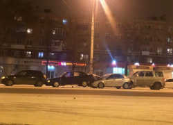 В последний вечер зимы в Воронеже четыре автомобиля столкнулись «паровозиком»