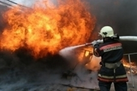 7 спасателей тушили автокран в Воронеже