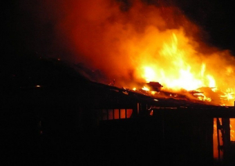 В частном доме Воронежа рано утром загорелась крыша