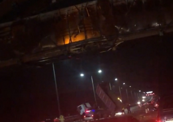 Последствия столкновения фуры с мостом под Воронежем попали на видео