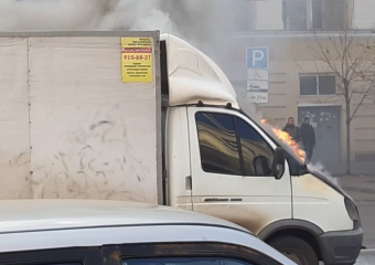 На оживленной улице Воронежа посреди дороги вспыхнула «Газель»