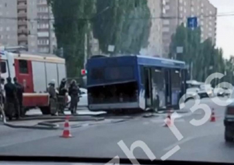 Автобус с лейблом «Факела» загорелся после хлопка в Воронеже