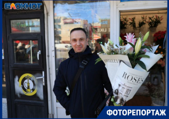 Цветочное безумие: как воронежские мужчины 8 Марта отмечали