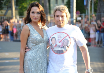 Невеста Николая Баскова упала с огромного двухметрового подиума на концерте в Воронеже