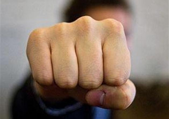 В Воронежской области возле вокзала у пьяного посетителя в драке украли 6 тысяч 500 рублей